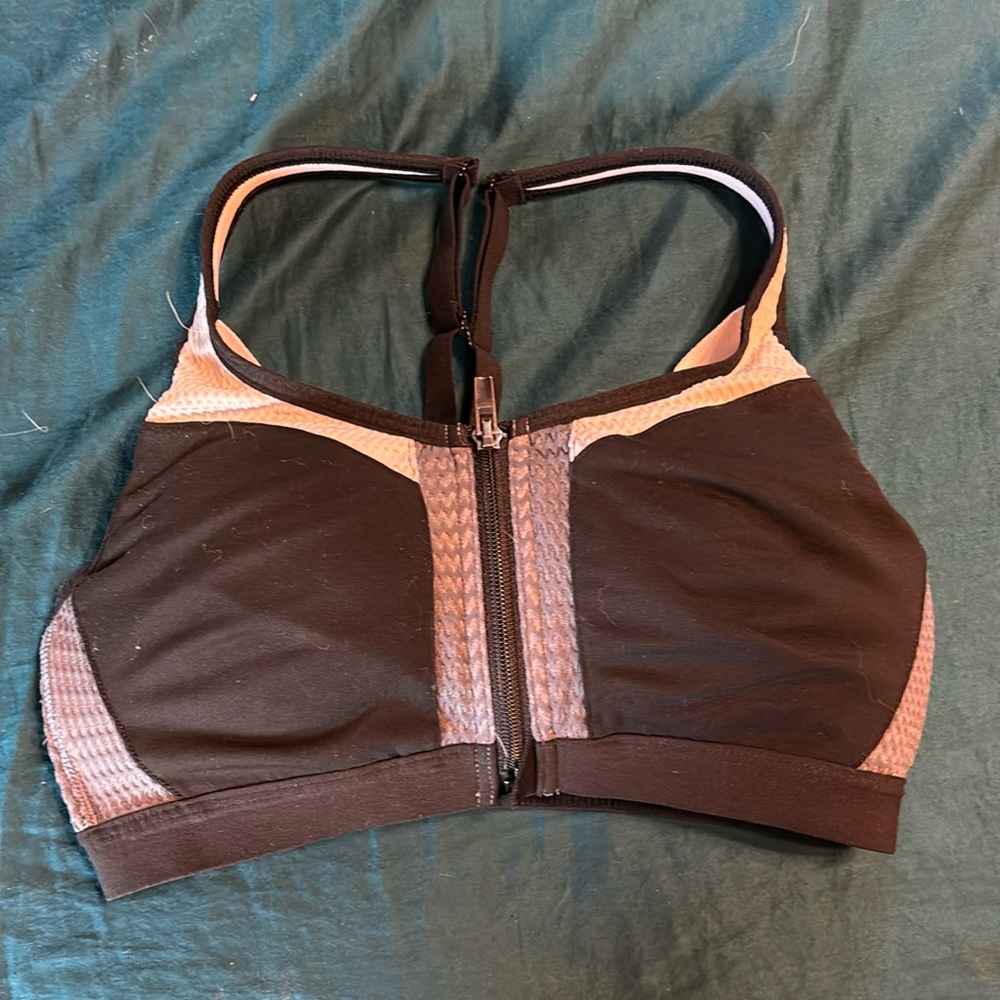 Victoria’s Secret sports bra in 32C.
